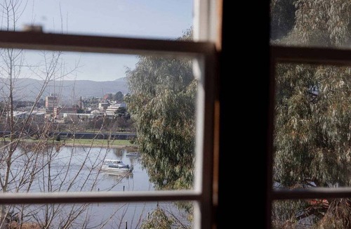 Trevallyn Apartment | Tamar River Views & Mid-Century Vibes