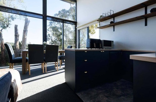 Grindelwald Apartment | Tamar Valley Treetop Retreat with River Views