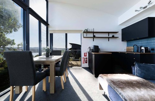 Grindelwald Apartment | Tamar Valley Treetop Retreat with River Views