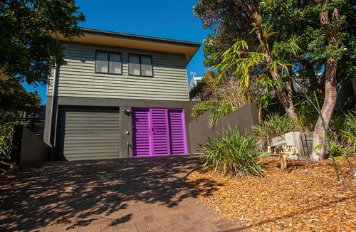 Boomerang Beach House | TAMBAC, Amazing Water Views - 3 min walk to the beach!