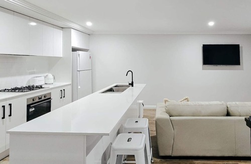 Wagga Wagga House | `Tanderra` Modern Walkable Wagga Townhouse