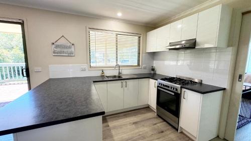 Lakes Entrance House | Tanjil Cottage - Relaxing Coastal Stay