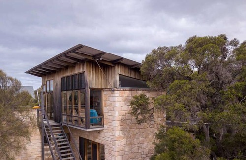 Lake Wangary House | Templetonia - Step into this retro delight to be wrapped in warmth and earthy comfort in this unique