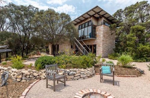 Lake Wangary House | Templetonia - Step into this retro delight to be wrapped in warmth and earthy comfort in this unique