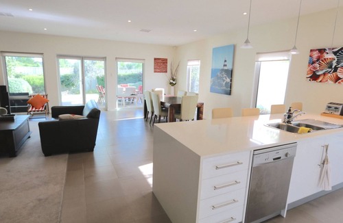 Waterhouse House | 'Ten Robe Street' - town central holiday home.