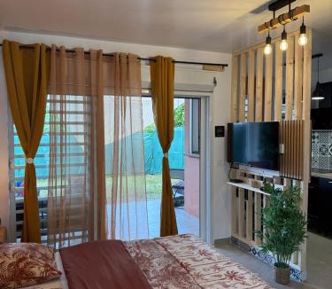 Remire Montjoly Apartment | Terracotta chic Rémire Montjoly Appartement Tropical avec Terrasse Privative Climatisation WiFi Parking Proche Plages et Cayenne