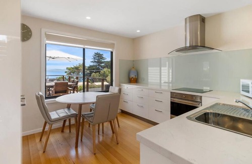 Alonnah House | 'The Alonnah' Beach House - Main House & Unit