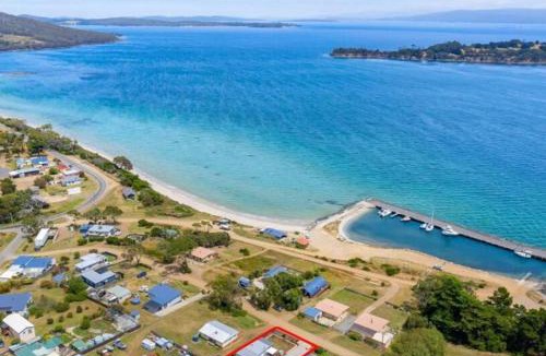 Alonnah House | 'The Alonnah' Beach House - Main House & Unit