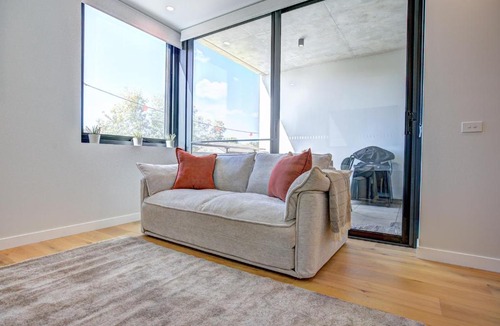 Dickson Apartment | The Aristocrat-Central Mid Century Luxe Dual Suite -2 Bed 2 Bath, Gym and Free Parking