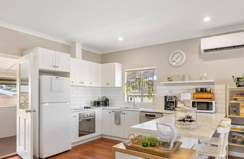 Dudley Park House | The Art Lovers Cottage in Mandurah 1BR