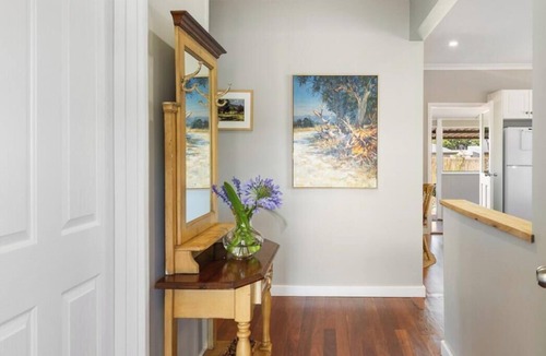 Dudley Park House | The Art Lovers Cottage in Mandurah 1BR
