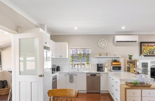 Dudley Park House | The Art Lovers Cottage in Mandurah 1BR