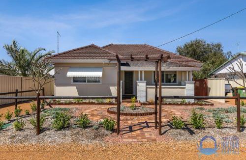 Dudley Park House | The Art Lovers Cottage in Mandurah 2BR