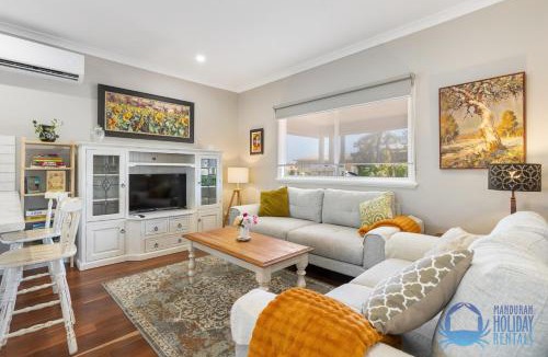 Dudley Park House | The Art Lovers Cottage in Mandurah 1BR