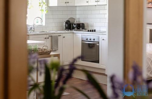 Dudley Park House | The Art Lovers Cottage in Mandurah 1BR