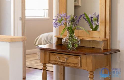 Dudley Park House | The Art Lovers Cottage in Mandurah 1BR