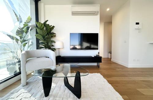 Windsor Apartment | The ART Sub-Penthouse with Stunning Views