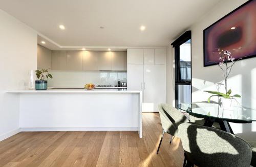 Windsor Apartment | The ART Sub-Penthouse with Stunning Views