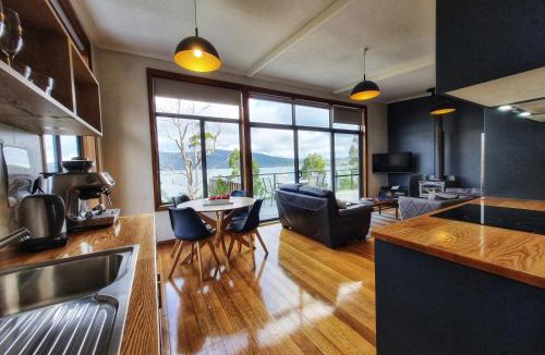 Dover House | The Beach House- private jacuzzi and wood fire!