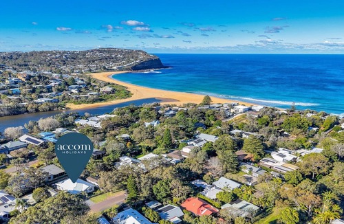 Macmasters Beach House | THE BEACH PAD | wifi, walk to beach | Accom Holidays