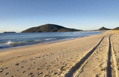 Hawks Nest House | The Beach Townhouse-Holiday Heaven PETS WELCOME!