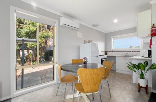 Lakes Entrance House | The Beaches on Lakes Cottage - Cosy Coastal Escape