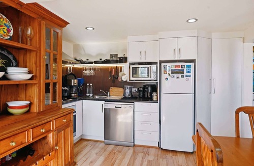 West Hobart Apartment | The Birdcage - Walk to CBD - Free Parking