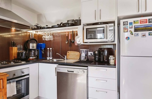 West Hobart Apartment | The Birdcage - Walk to CBD - Free Parking