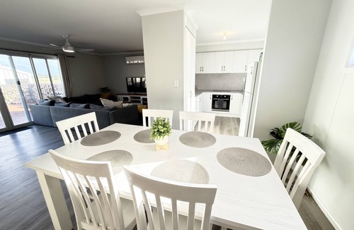 Port Victoria House | The Blue Swimmer-Lovely holiday home with distant sea views. Free Wifi!