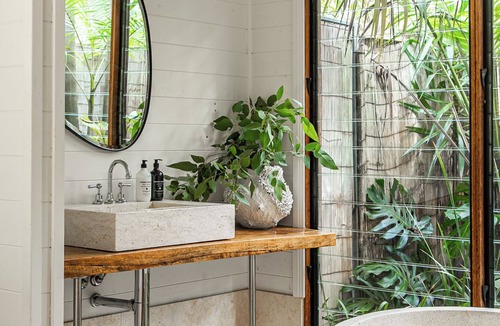Lovedale Hotel | The Boathouses at Leaves & Fishes