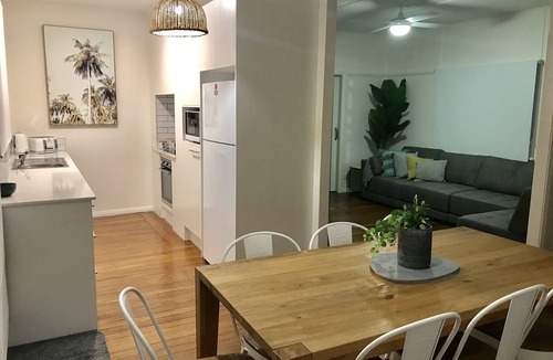Port Macquarie House | The Boatshed.400m to Beach, 2 bathrooms, cafes, outside pets