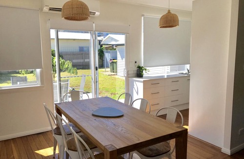 Port Macquarie House | The Boatshed.400m to Beach, 2 bathrooms, cafes, outside pets