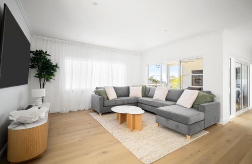 Kiama House | The Break White House by the Sea