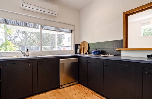 Barwon Heads House | The Bungalow in Barwon Heads -Main street-Sleeps 7 (499568)