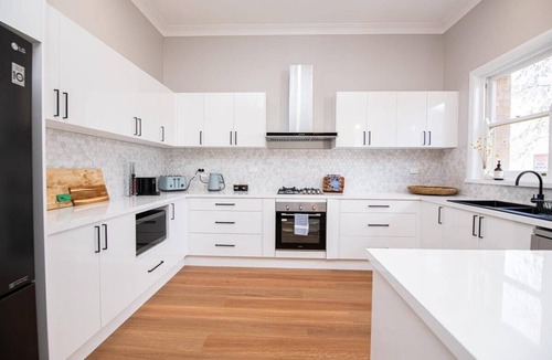 Orange House | The Byng House Central Orange Sleeps 12