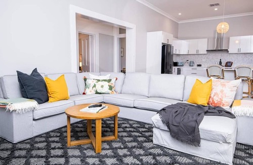 Orange House | The Byng House Central Orange Sleeps 12
