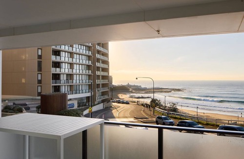 Newcastle Apartment | The Calm - one bedroom apartment overlooking Newcastle Beach