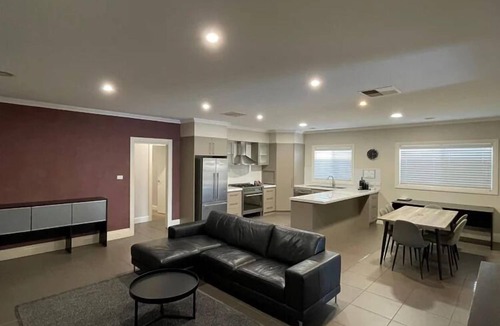 Wagga Wagga Hotel | The Charles Boutique Hotel & Dining