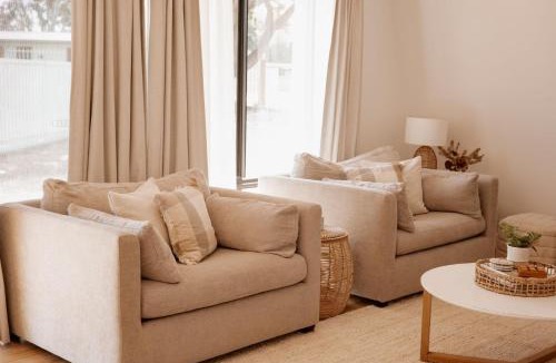 Carrickalinga House | The Coastal Oak - Pool Linen Pets Wifi
