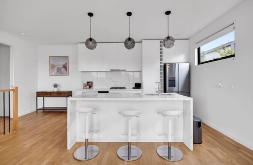 Essendon House | The Comfort Queen on Queen