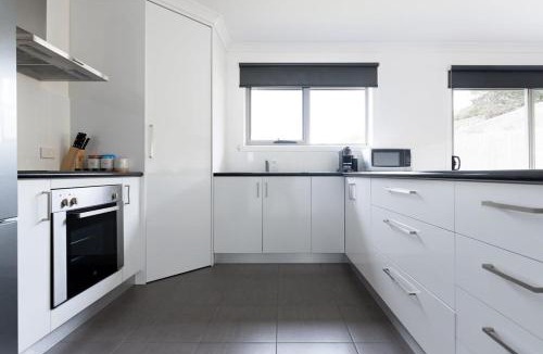 Newnham House | The Cosy Spot - with Parking