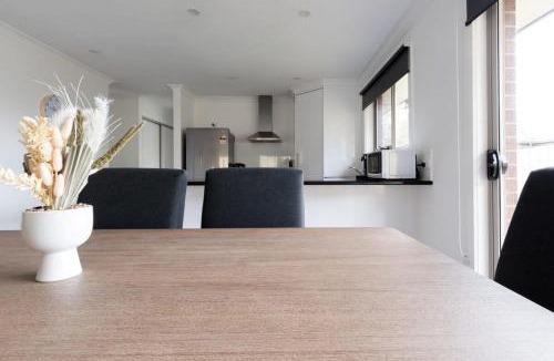 Newnham House | The Cosy Spot - with Parking