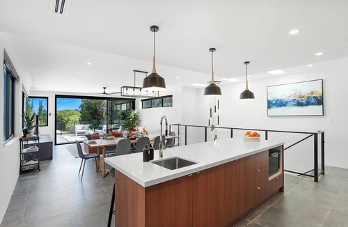 Maylands House | The Crescent | City Views | Jacuzzi | Luxe Home