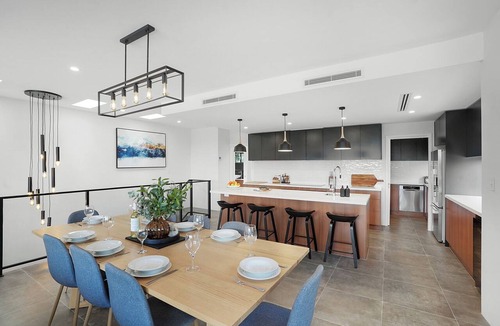 Maylands House | The Crescent | City Views | Jacuzzi | Luxe Home