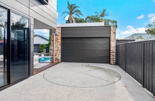 Merewether House | The Darby House | Walk to Beach & Dining