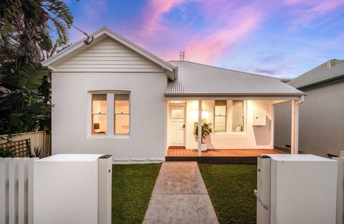 Merewether House | The Darby House | Walk to Beach & Dining
