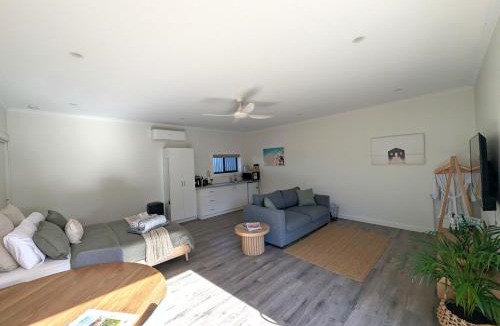 Kingscote House | The Duck House: Modern, Rural, 3 min drive to town
