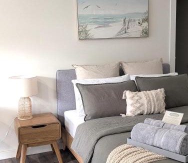 Kingscote House | The Duck House: Modern, Rural, 3 min drive to town