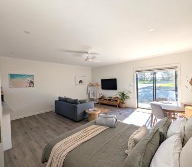 Kingscote House | The Duck House: Modern, Rural, 3 min drive to town