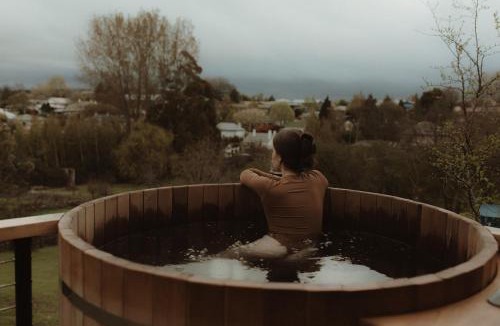 Deloraine Villa | The Eco Cabin Tasmania - Cedar Hot Tub